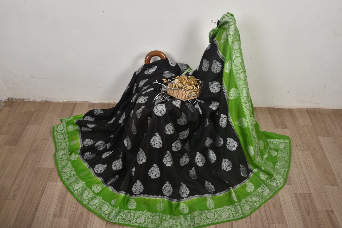 Banarasi Handwoven waam silk saree allover Buta Double Border