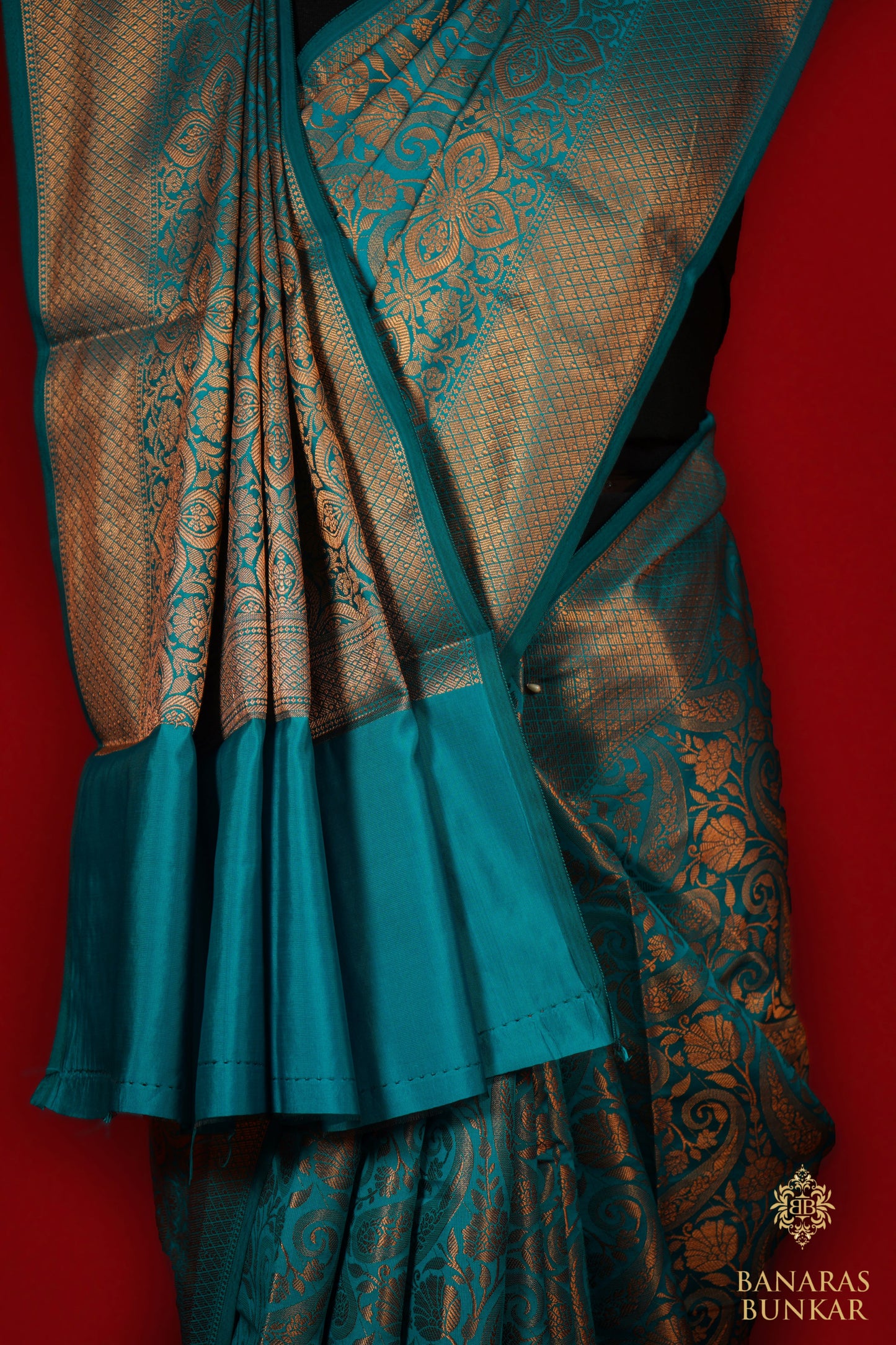 Banarasi semi Tapeta silk saree weaved at copper zari