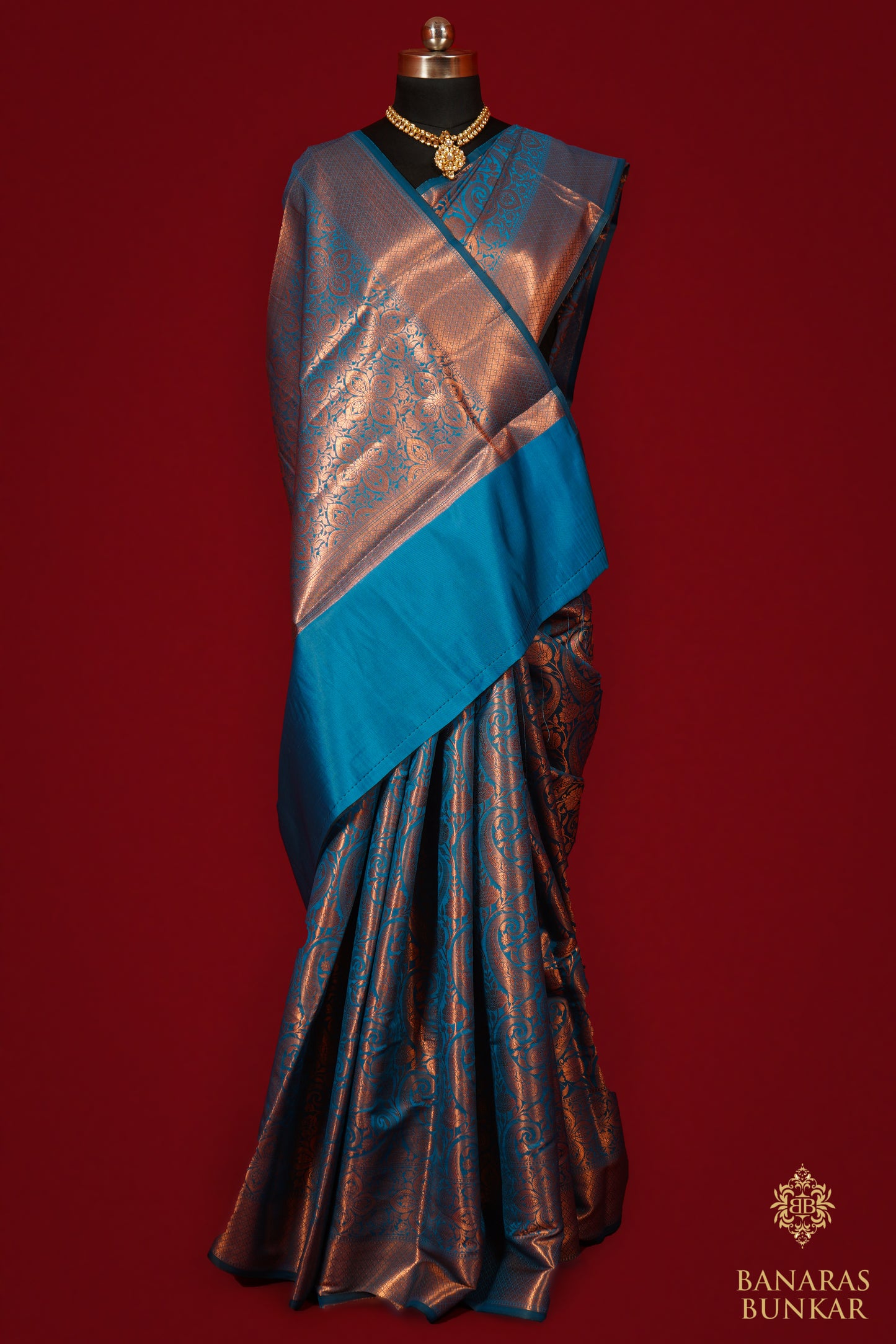 Banarasi semi Tapeta silk saree weaved at copper zari